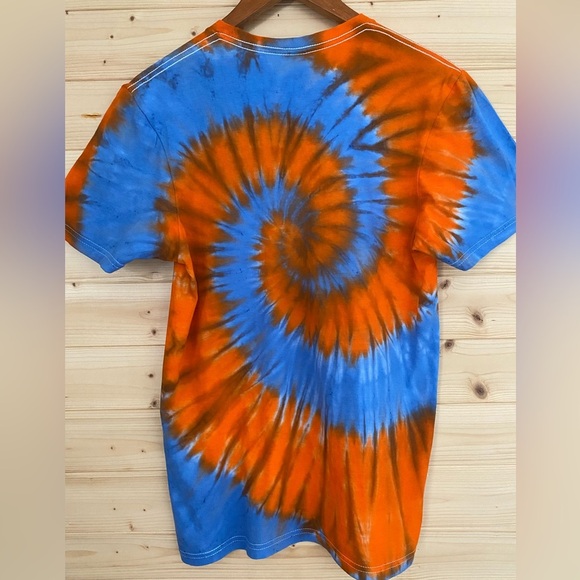 GILDAN Unisex Small Soft Style Blue Orange Spiral Tie Dye NEW Team Retro Sports - Picture 4 of 7